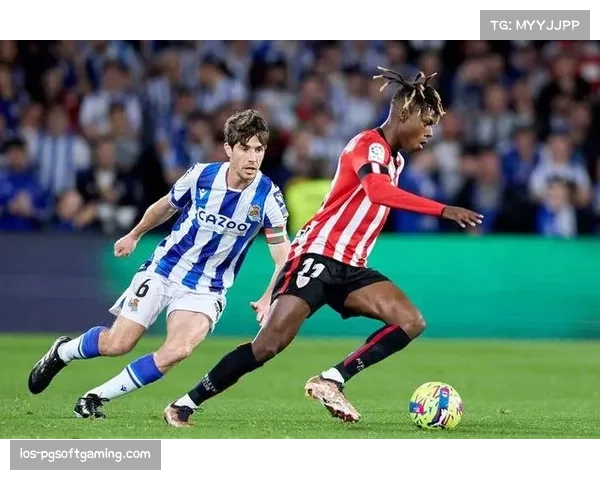 南非队高位逼抢与边路传中结合，战术纪律性堪称典范